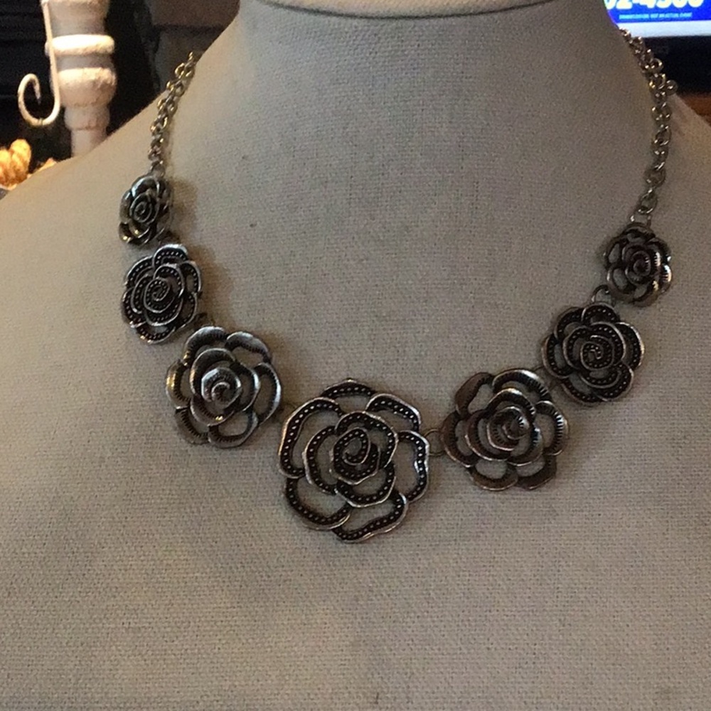 Euc. Silver flower adjustable necklace